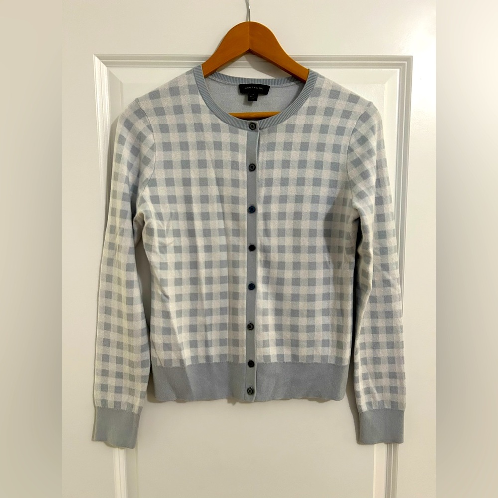 Great condition Ann Taylor size M grey and white small checker pattern cardigan